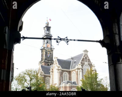 AMSTERDAM, PAESI BASSI-ottobre, 12, 2017: close up di westerkerk chiesa incorniciata da un arco in Amsterdam Foto Stock