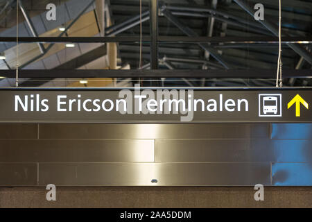 Gothenburg, Svezia. 1 Nov, 2019. Vista dell'ingresso alla sala principale della Nils Ericson Terminal a Göteborg.Per un efficiente servizio passeggeri utilizza 29 cancelli, coopera con gli operatori come Flixbus, Bus4You, Nettbuss express, Swebus Express e Eurolines. Credito: Karol Serewis SOPA/images/ZUMA filo/Alamy Live News Foto Stock