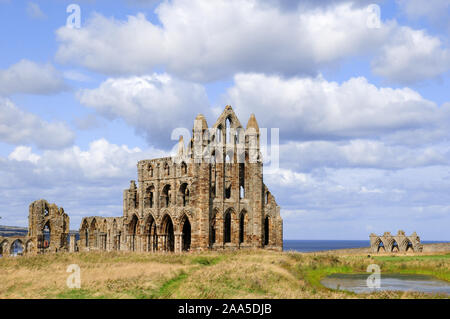 Whitby Abbey e archi. Stagno e mare. Foto Stock