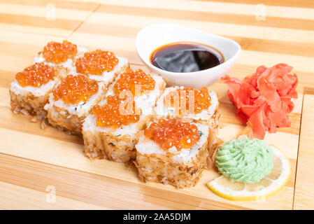 Rotolo con caviale rosso, coperto con secchi di tonno di chip. Close-up. Foto Stock