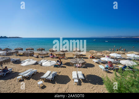 Bella giornata d'estate a Pefkos Beach o Pefki sull'isola greca di Rodi Grecia Europa Foto Stock