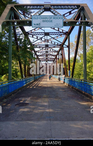 Vecchia catena di rocce ponte sopra il fiume Mississippi con notevole curvatura al centro della traversata. Foto Stock