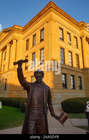 Statua di Abraham Lincoln nella parte anteriore di Logan County Courthouse in Lincoln, IL Foto Stock