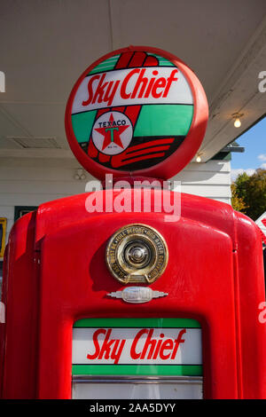 Dettaglio del cielo Chief Texaco pompa del gas sul display sul percorso 66 Foto Stock