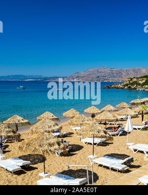 Bella giornata d'estate a Pefkos Beach o Pefki sull'isola greca di Rodi Grecia Europa Foto Stock