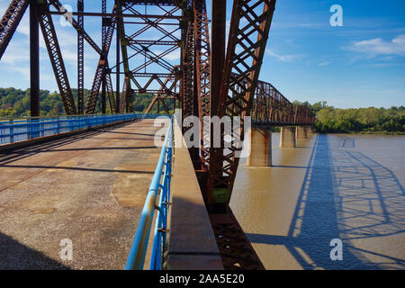 Vecchia catena di rocce ponte sopra il fiume Mississippi con notevole curvatura al centro della traversata. Foto Stock