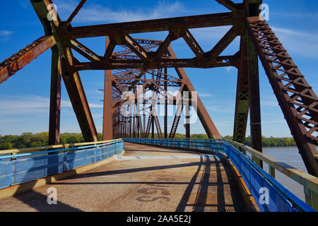 Vecchia catena di rocce ponte sopra il fiume Mississippi con notevole curvatura al centro della traversata. Foto Stock