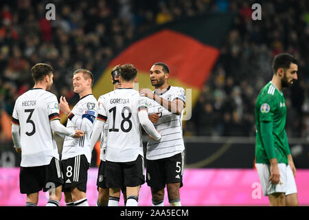 Francoforte, Germania. Xix Nov, 2019. Calcio: Campionato Europeo di qualificazione, fase di gruppo, gruppo C, decima Giornata, Germania - Irlanda del Nord a la Commerzbank Arena. La Germania Leon Goretzka (M) celebra il traguardo a 5-1 con i suoi compagni di squadra in Germania Jonathan Tah (secondo da destra) e il tedesco Jonas Hector (l), Germania Toni Kroos (secondo da sinistra).Credit: dpa picture alliance/Alamy Foto Stock