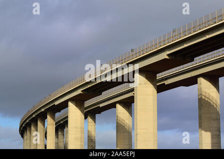 Close-up di un grande calcestruzzo strada ponte di fronte di nuvole scure in Italia Foto Stock