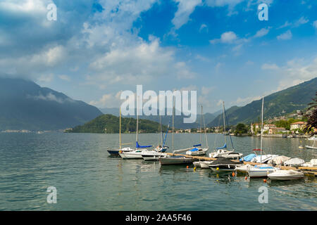 TREMEZZO LAGO DI COMO, Italia - Giugno 2019: barche a vela ormeggiata vicino a Tremezzo sulle calme acque del lago di Como. Foto Stock