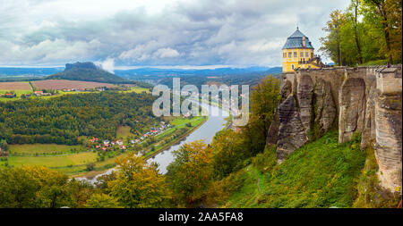 Antenna vista panoramica della valle dell'Elba e la fortezza di Konigstein con il fridrichsburg, circondato da foreste. In Sassonia, Germania. Foto Stock