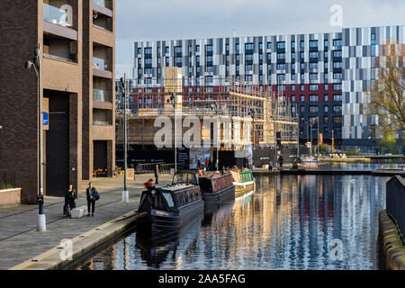 Il Mansion House palazzina in costruzione, New Islington, Ancoats, Manchester, Inghilterra, Regno Unito. I Tessitori appartamento Quay blocco dietro. Foto Stock