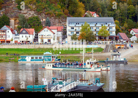 Buon per il villaggio Rathen affollate di turisti, attraversando il fiume Elba. Rathen è una popolare destinazione turistica in Sassonia, Germania. Foto Stock