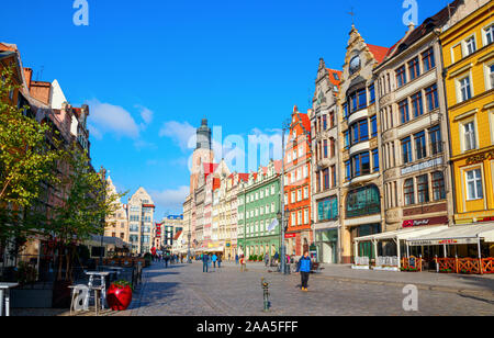 Case colorate di Wroclaw medievale piazza del mercato su una mattina di sole con la Elisabeth-himmelfahrt campanile della chiesa in background. Wroclaw, Polonia Foto Stock