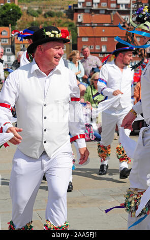 Bampton tradizionale Morris uomini ballo nella settimana della musica folk di Whitby. Foto Stock