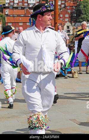 L uomo dal tradizionale Bampton Morris uomini ballo nella settimana della musica folk di Whitby. Foto Stock