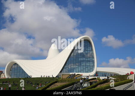 Vista esterna di Heydar Aliyev Complex building a Baku. Progettato da Iraqi-British architetto Zaha Hadid e aperto nel 2012. Foto Stock