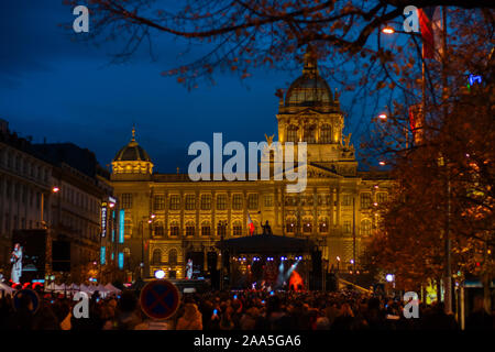 Praga, Repubblica Ceca - 17 Novembre, 2020: Tè bianco Kusmi scatola di  alluminio del tavolo bianco. Kusmi Tea è una marca di tè, con sede a Parigi,  Franc Foto stock - Alamy