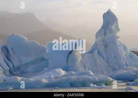 Iceberg galleggianti in ghiacciaio Knik Laguna, Chugach Mountains, Alaska Foto Stock