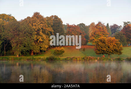 In autunno le riflessioni del mattino al Parco Highfields, Nottingham England Regno Unito Foto Stock