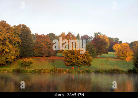 In autunno le riflessioni del mattino al Parco Highfields, Nottingham England Regno Unito Foto Stock