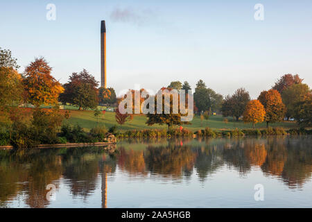 In autunno le riflessioni del mattino al Parco Highfields, Nottingham England Regno Unito Foto Stock