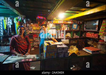 Giovane che possiede il solo negozio al villaggio Dalkanya sulla valle Nandhour, Kumaon Hills, Uttarakhand, India Foto Stock