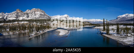 Opache acque turchesi del fiume Mistaya in Saskatchewan attraversamento fluviale lungo la Icefields Parkway, Alberta Foto Stock