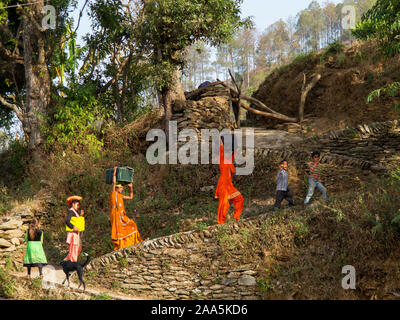 Abitanti di Dalkanya, un remoto villaggio sulla valle Nandhour, Kumaon Hills, Uttarakhand, India Foto Stock