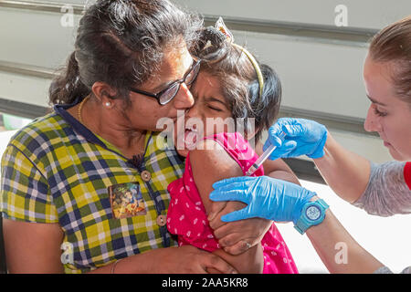 Aurora, Colorado - i bambini ottenere immunizzazioni a distanza di una passeggiata in clinica azionato durante il fine settimana a stazioni di vigili del fuoco nella zona di Denver. "Hots per Tots e Te Foto Stock