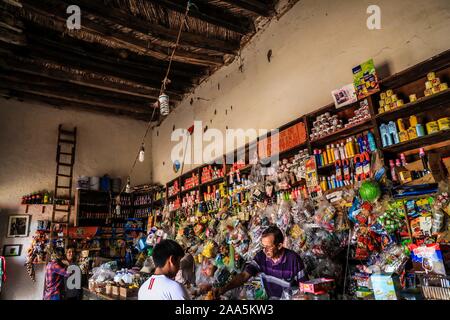 La Aduana fruttivendolo, in Alamos, Sonora. Il vecchio negozio di striscia durante il periodo coloniale. Situato nel La Aduana comunità nel comune di Álamos, Sonora, Messico. Questo negozio ha un sacco di storia con il suo contatore di legno, sporcizia tetto, adove e reed di epoche passate. Essa vende i prodotti di tutti i tipi. È stata una merce centro di Exchange al momento dell'estrazione dell'oro. Il vecchio West. Messico settentrionale, rivoluzionario del Messico. © (© Foto: LuisGutierrez / NortePhoto.com) tienda de abarrotes La aduana en Alamos, Sonora. antigua tienda de raya duranti la época de la colonia. Ubicada en la Comunidad La aduana en es Foto Stock