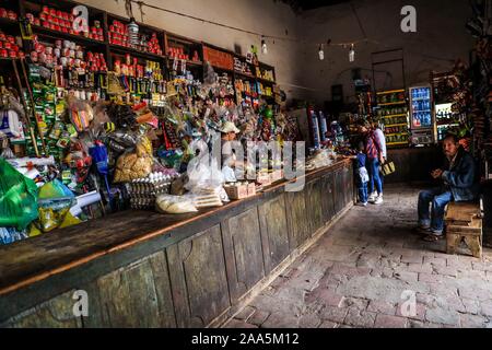 La Aduana fruttivendolo, in Alamos, Sonora. Il vecchio negozio di striscia durante il periodo coloniale. Situato nel La Aduana comunità nel comune di Álamos, Sonora, Messico. Questo negozio ha un sacco di storia con il suo contatore di legno, sporcizia tetto, adove e reed di epoche passate. Essa vende i prodotti di tutti i tipi. È stata una merce centro di Exchange al momento dell'estrazione dell'oro. Il vecchio West. Messico settentrionale, rivoluzionario del Messico. © (© Foto: LuisGutierrez / NortePhoto.com) tienda de abarrotes La aduana en Alamos, Sonora. antigua tienda de raya duranti la época de la colonia. Ubicada en la Comunidad La aduana en es Foto Stock