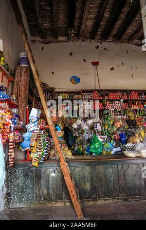 La Aduana fruttivendolo, in Alamos, Sonora. Il vecchio negozio di striscia durante il periodo coloniale. Situato nel La Aduana comunità nel comune di Álamos, Sonora, Messico. Questo negozio ha un sacco di storia con il suo contatore di legno, sporcizia tetto, adove e reed di epoche passate. Essa vende i prodotti di tutti i tipi. È stata una merce centro di Exchange al momento dell'estrazione dell'oro. Il vecchio West. Messico settentrionale, rivoluzionario del Messico. © (© Foto: LuisGutierrez / NortePhoto.com) tienda de abarrotes La aduana en Alamos, Sonora. antigua tienda de raya duranti la época de la colonia. Ubicada en la Comunidad La aduana en es Foto Stock