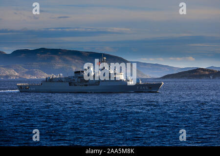 La nave da guerra turca TCG Oruçreis (F-245), è un Barbaros-class frigate raffigurato nelle acque norvegesi durante la guerra della NATO-games Foto Stock