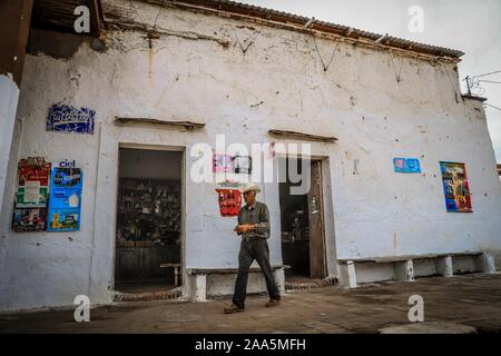 La Aduana fruttivendolo, in Alamos, Sonora. Il vecchio negozio di striscia durante il periodo coloniale. Situato nel La Aduana comunità nel comune di Álamos, Sonora, Messico. Questo negozio ha un sacco di storia con il suo contatore di legno, sporcizia tetto, adove e reed di epoche passate. Essa vende i prodotti di tutti i tipi. È stata una merce centro di Exchange al momento dell'estrazione dell'oro. Il vecchio West. Messico settentrionale, rivoluzionario del Messico. © (© Foto: LuisGutierrez / NortePhoto.com) tienda de abarrotes La aduana en Alamos, Sonora. antigua tienda de raya duranti la época de la colonia. Ubicada en la Comunidad La aduana en es Foto Stock