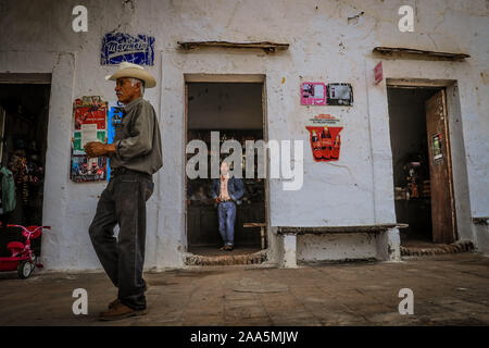 La Aduana fruttivendolo, in Alamos, Sonora. Il vecchio negozio di striscia durante il periodo coloniale. Situato nel La Aduana comunità nel comune di Álamos, Sonora, Messico. Questo negozio ha un sacco di storia con il suo contatore di legno, sporcizia tetto, adove e reed di epoche passate. Essa vende i prodotti di tutti i tipi. È stata una merce centro di Exchange al momento dell'estrazione dell'oro. Il vecchio West. Messico settentrionale, rivoluzionario del Messico. © (© Foto: LuisGutierrez / NortePhoto.com) tienda de abarrotes La aduana en Alamos, Sonora. antigua tienda de raya duranti la época de la colonia. Ubicada en la Comunidad La aduana en es Foto Stock