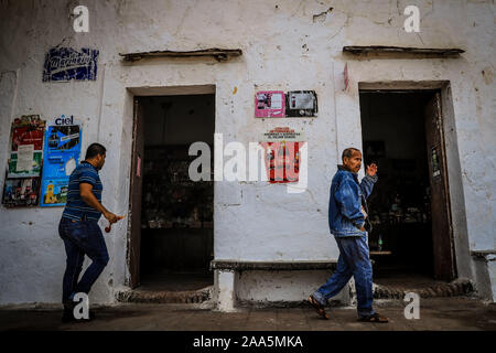 La Aduana fruttivendolo, in Alamos, Sonora. Il vecchio negozio di striscia durante il periodo coloniale. Situato nel La Aduana comunità nel comune di Álamos, Sonora, Messico. Questo negozio ha un sacco di storia con il suo contatore di legno, sporcizia tetto, adove e reed di epoche passate. Essa vende i prodotti di tutti i tipi. È stata una merce centro di Exchange al momento dell'estrazione dell'oro. Il vecchio West. Messico settentrionale, rivoluzionario del Messico. © (© Foto: LuisGutierrez / NortePhoto.com) tienda de abarrotes La aduana en Alamos, Sonora. antigua tienda de raya duranti la época de la colonia. Ubicada en la Comunidad La aduana en es Foto Stock