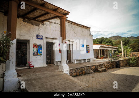 La Aduana fruttivendolo, in Alamos, Sonora. Il vecchio negozio di striscia durante il periodo coloniale. Situato nel La Aduana comunità nel comune di Álamos, Sonora, Messico. Questo negozio ha un sacco di storia con il suo contatore di legno, sporcizia tetto, adove e reed di epoche passate. Essa vende i prodotti di tutti i tipi. È stata una merce centro di Exchange al momento dell'estrazione dell'oro. Il vecchio West. Messico settentrionale, rivoluzionario del Messico. © (© Foto: LuisGutierrez / NortePhoto.com) tienda de abarrotes La aduana en Alamos, Sonora. antigua tienda de raya duranti la época de la colonia. Ubicada en la Comunidad La aduana en es Foto Stock