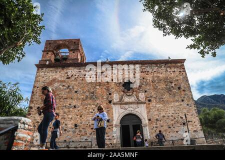 Cappella della Vergine del Balvanera del La Aduana comunità in Alamos, Sonora Messico. L adorazione di 'La Valvanera' in Sonora è in onore della fanciulla, la Virgen de la Valvanera. Più di quattrocento anni fa o sedicesimo secolo essi eseguire invocazione il 19 novembre. Da 45 a 300 chilometri sono percorse da pellegrini provenienti da diverse città di Sonora, Sinaloa e Chihuahua per raggiungere la piccola cappella della Virgen de la Balvanera nella comunità de La Aduana. La Grande Invocazione è una celebrazione religiosa o la celebrazione di una figura © (© Foto: LuisGutierrez / NortePhoto.com) Capilla de la Virgen de Foto Stock