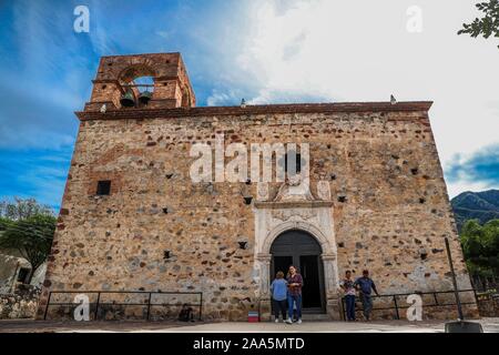 Cappella della Vergine del Balvanera del La Aduana comunità in Alamos, Sonora Messico. L adorazione di 'La Valvanera' in Sonora è in onore della fanciulla, la Virgen de la Valvanera. Più di quattrocento anni fa o sedicesimo secolo essi eseguire invocazione il 19 novembre. Da 45 a 300 chilometri sono percorse da pellegrini provenienti da diverse città di Sonora, Sinaloa e Chihuahua per raggiungere la piccola cappella della Virgen de la Balvanera nella comunità de La Aduana. La Grande Invocazione è una celebrazione religiosa o la celebrazione di una figura © (© Foto: LuisGutierrez / NortePhoto.com) Marisol Soto Foto Stock