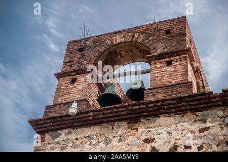 Cappella della Vergine del Balvanera del La Aduana comunità in Alamos, Sonora Messico. L adorazione di 'La Valvanera' in Sonora è in onore della fanciulla, la Virgen de la Valvanera. Più di quattrocento anni fa o sedicesimo secolo essi eseguire invocazione il 19 novembre. Da 45 a 300 chilometri sono percorse da pellegrini provenienti da diverse città di Sonora, Sinaloa e Chihuahua per raggiungere la piccola cappella della Virgen de la Balvanera nella comunità de La Aduana. La Grande Invocazione è una celebrazione religiosa o la celebrazione di una figura © (© Foto: LuisGutierrez / NortePhoto.com) Capilla de la Virgen de Foto Stock