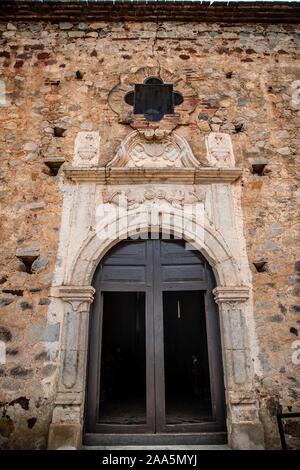 Cappella della Vergine del Balvanera del La Aduana comunità in Alamos, Sonora Messico. L adorazione di 'La Valvanera' in Sonora è in onore della fanciulla, la Virgen de la Valvanera. Più di quattrocento anni fa o sedicesimo secolo essi eseguire invocazione il 19 novembre. Da 45 a 300 chilometri sono percorse da pellegrini provenienti da diverse città di Sonora, Sinaloa e Chihuahua per raggiungere la piccola cappella della Virgen de la Balvanera nella comunità de La Aduana. La Grande Invocazione è una celebrazione religiosa o la celebrazione di una figura © (© Foto: LuisGutierrez / NortePhoto.com) Capilla de la Virgen de Foto Stock