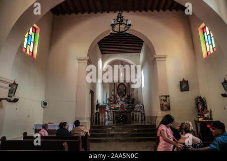 Cappella della Vergine del Balvanera del La Aduana comunità in Alamos, Sonora Messico. L adorazione di 'La Valvanera' in Sonora è in onore della fanciulla, la Virgen de la Valvanera. Più di quattrocento anni fa o sedicesimo secolo essi eseguire invocazione il 19 novembre. Da 45 a 300 chilometri sono percorse da pellegrini provenienti da diverse città di Sonora, Sinaloa e Chihuahua per raggiungere la piccola cappella della Virgen de la Balvanera nella comunità de La Aduana. La Grande Invocazione è una celebrazione religiosa o la celebrazione di una figura © (© Foto: LuisGutierrez / NortePhoto.com) Capilla de la Virgen de Foto Stock