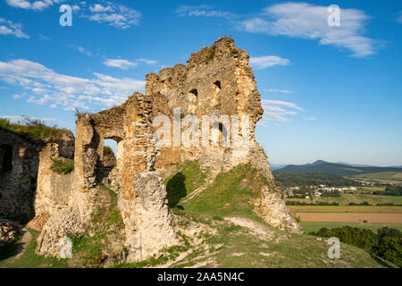 Cicva rovine di un castello del XIII secolo. La Slovacchia orientale, Europa Foto Stock