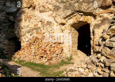 Cicva rovine di un castello del XIII secolo. La Slovacchia orientale, Europa Foto Stock