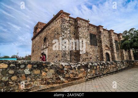 Cappella della Vergine del Balvanera del La Aduana comunità in Alamos, Sonora Messico. L adorazione di 'La Valvanera' in Sonora è in onore della fanciulla, la Virgen de la Valvanera. Più di quattrocento anni fa o sedicesimo secolo essi eseguire invocazione il 19 novembre. Da 45 a 300 chilometri sono percorse da pellegrini provenienti da diverse città di Sonora, Sinaloa e Chihuahua per raggiungere la piccola cappella della Virgen de la Balvanera nella comunità de La Aduana. La Grande Invocazione è una celebrazione religiosa o la celebrazione di una figura © (© Foto: LuisGutierrez / NortePhoto.com) Capilla de la Virgen de Foto Stock