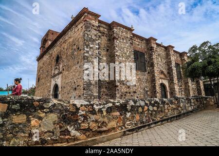 Cappella della Vergine del Balvanera del La Aduana comunità in Alamos, Sonora Messico. L adorazione di 'La Valvanera' in Sonora è in onore della fanciulla, la Virgen de la Valvanera. Più di quattrocento anni fa o sedicesimo secolo essi eseguire invocazione il 19 novembre. Da 45 a 300 chilometri sono percorse da pellegrini provenienti da diverse città di Sonora, Sinaloa e Chihuahua per raggiungere la piccola cappella della Virgen de la Balvanera nella comunità de La Aduana. La Grande Invocazione è una celebrazione religiosa o la celebrazione di una figura © (© Foto: LuisGutierrez / NortePhoto.com) Capilla de la Virgen de Foto Stock