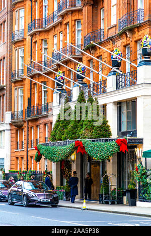 Esterno del Claridge Hotel in Mayfair decorato per il periodo natalizio, London, Regno Unito Foto Stock