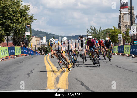 Ad ovest la lettura, PA, Stati Uniti d'America- Agosto 3, 2019: Pack di uomini ciclista atleti impegnati nel ciclismo bike race, equitazione verso la telecamera. Foto Stock