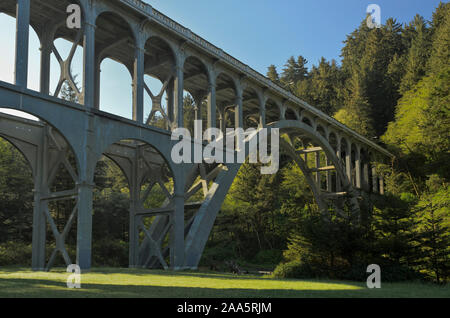 Un Art Deco ponte concreto ci porta 101, la Pacific Coast Highway, sulla testa Heceta, parte di Devils il gomito del parco statale, vicino Firenze, Oregon Foto Stock